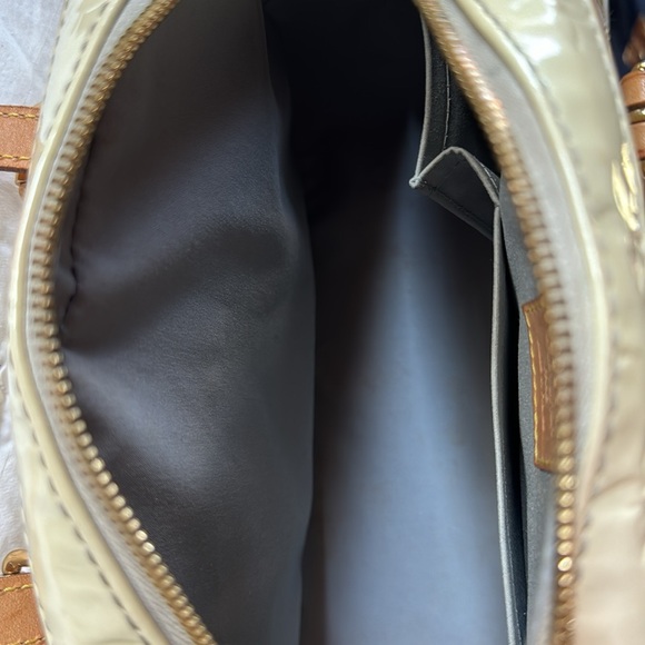 Louis Vuitton ‘Summit Drive Monogram Vernis’ handbag in Perle Buttercream - Picture 12 of 14